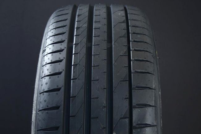 255/40R21 FALKEN AZENIS FK520