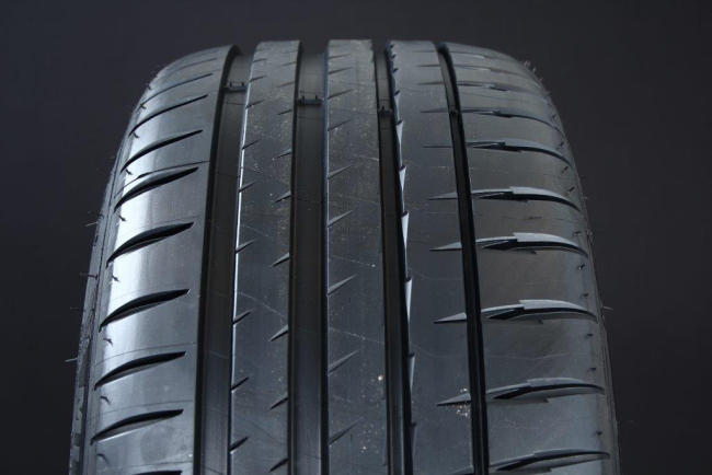 225/45R18 MICHELIN PILOT SPORT 4 OUTLET ryhmss OUTLET / KESRENKAAT @ Svenska Gummihuset AB (OS1822545MICHPS4DOT)